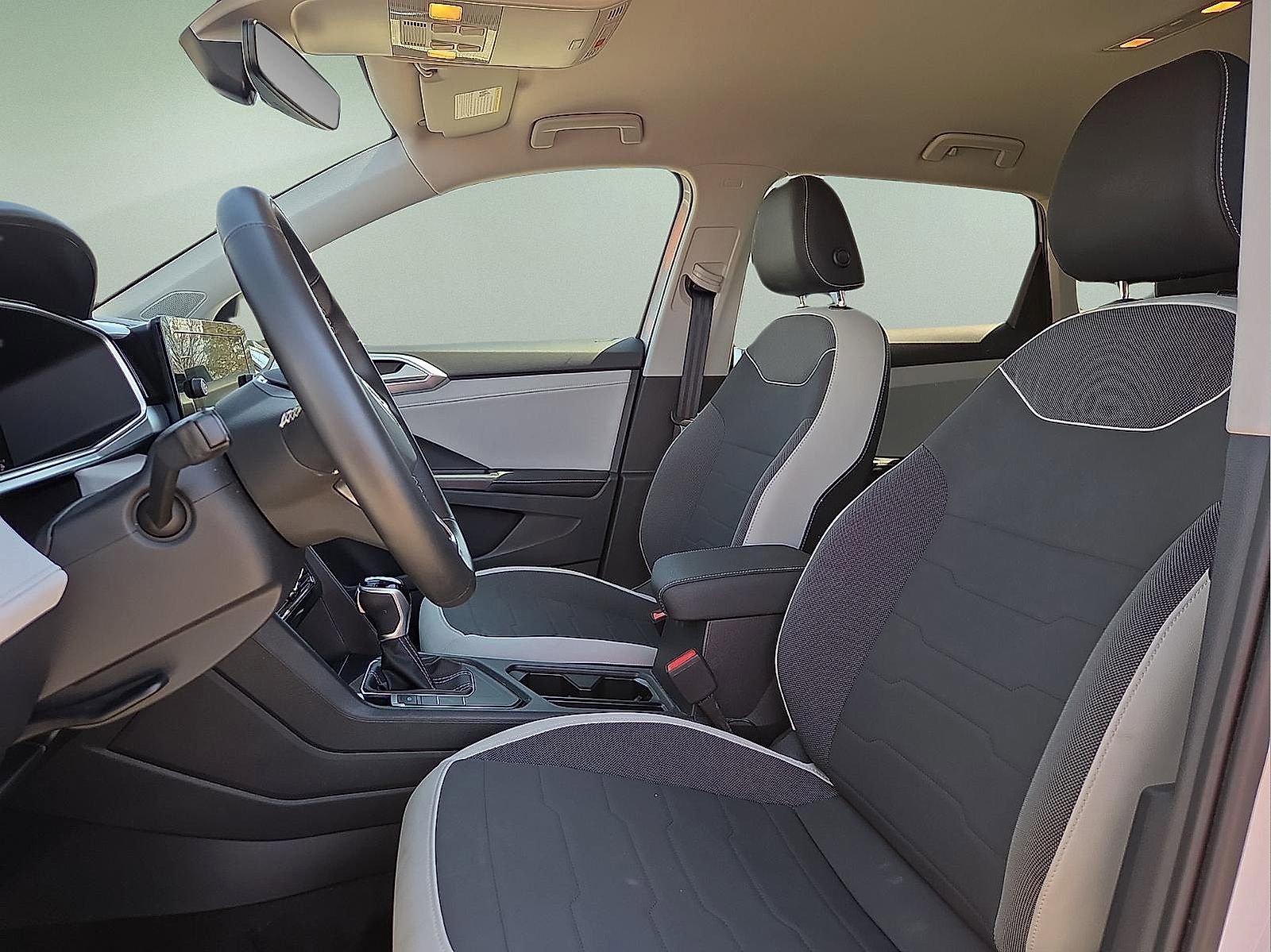 Used 2025 Volkswagen Taos SE image 14