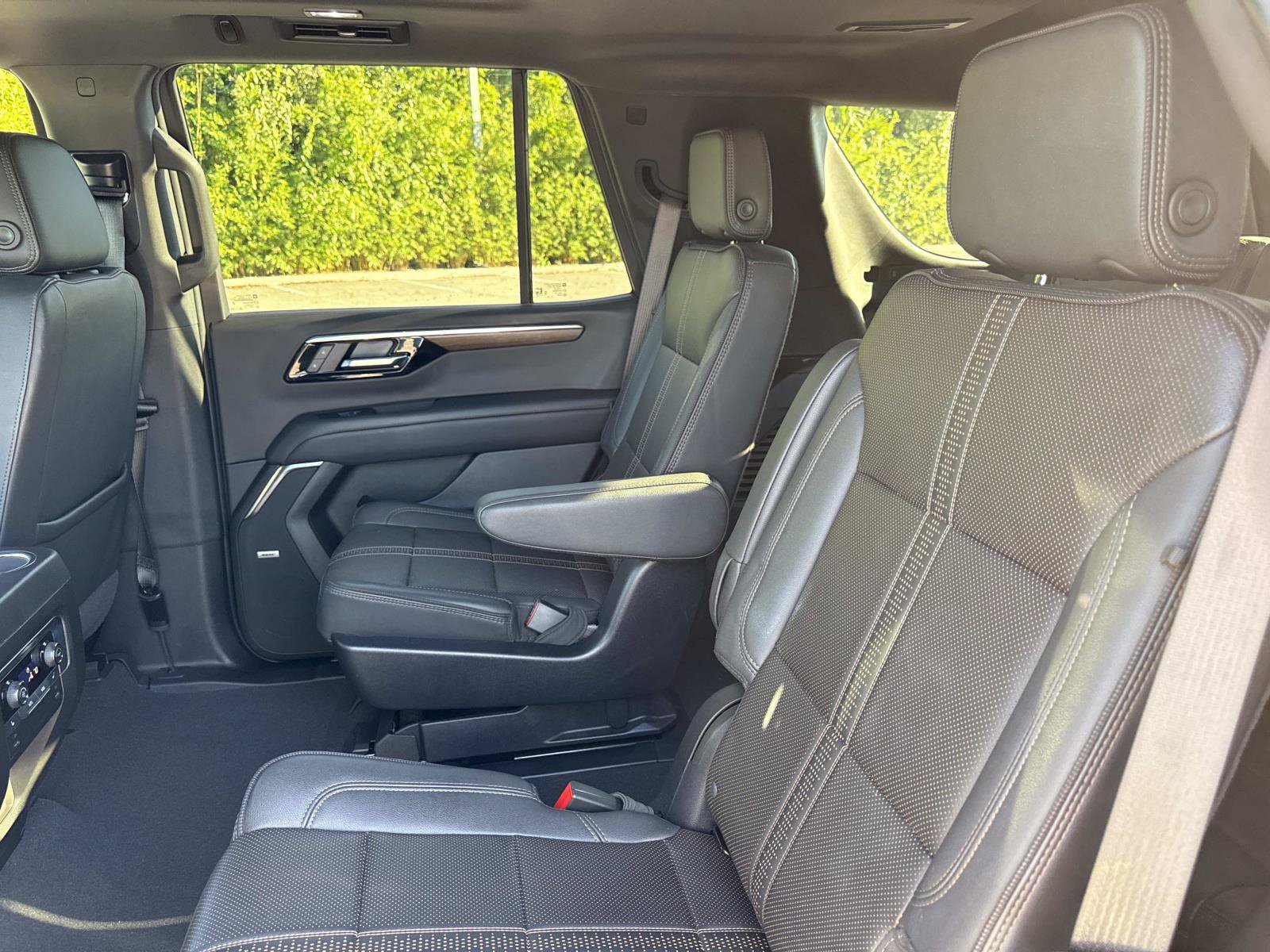 Used 2025 Chevrolet Tahoe High Country AWD/4WD image 11