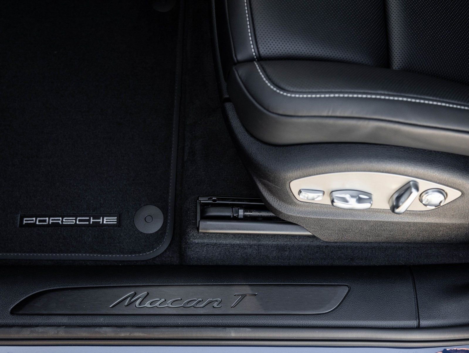 Certified 2026 Porsche Macan Turbo AWD/4WD image 21