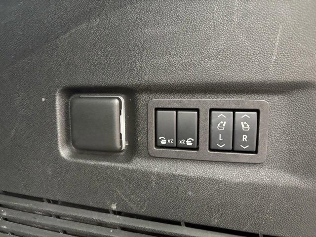 Used 2024 GMC Yukon XL SLT w/ SLT Premium Package image 8