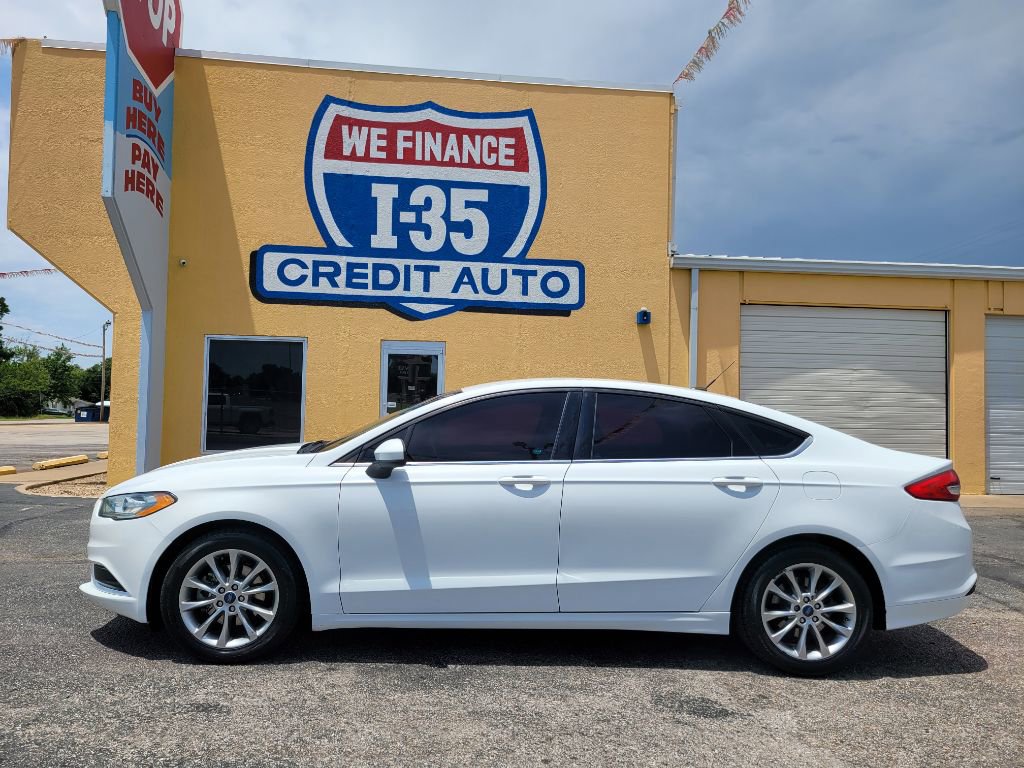 Used 2017 Ford Fusion SE w/ Fusion SE Technology Package image 2