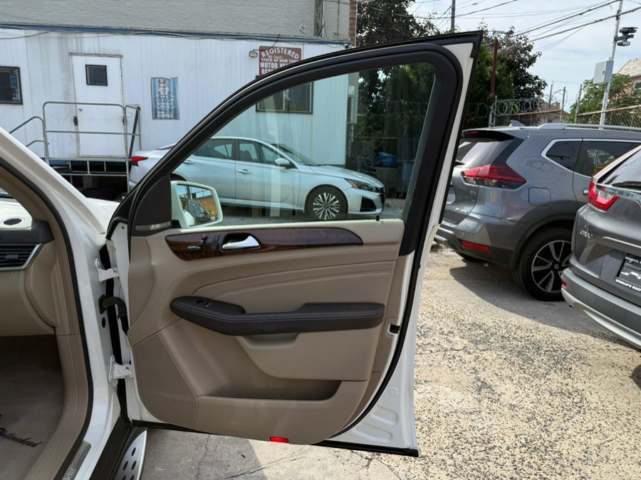 Used 2015 Mercedes-Benz ML 400 4MATIC w/ Lighting Package image 23