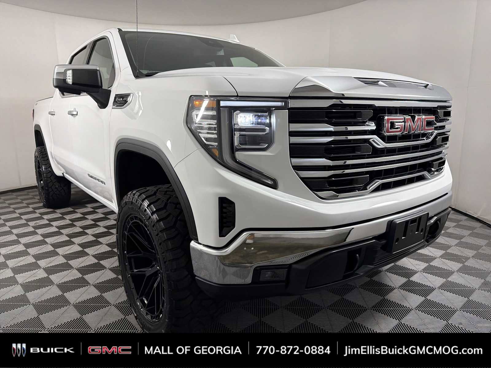 Used 2025 GMC Sierra 1500 SLT image 1