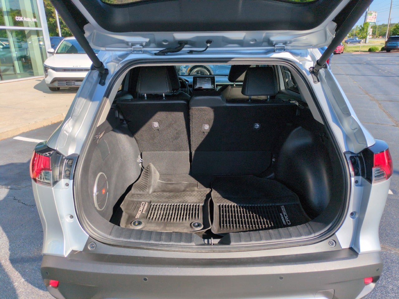Used 2022 Toyota Corolla Cross XLE w/ Convenience Package FWD image 24