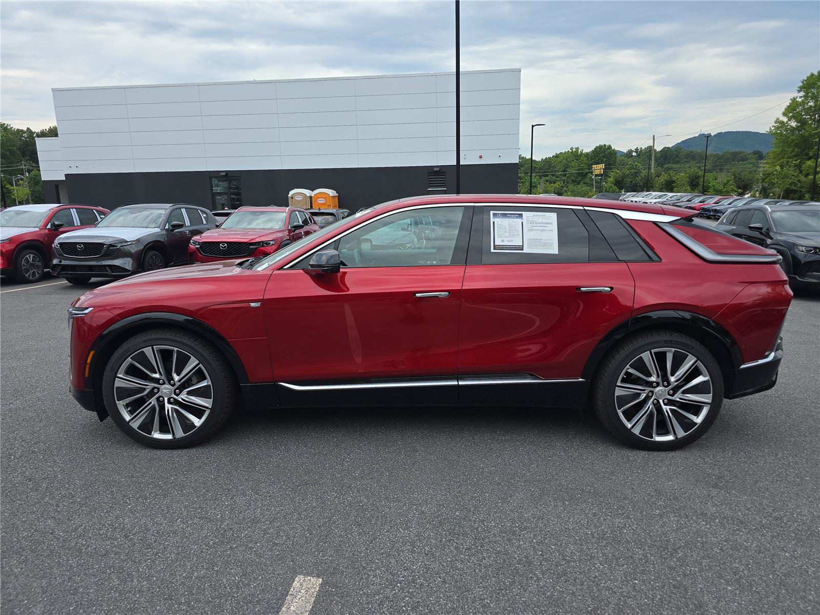 Used 2025 Cadillac Lyriq Luxury w/ LPO, Floor Liner Package AWD/4WD image 6