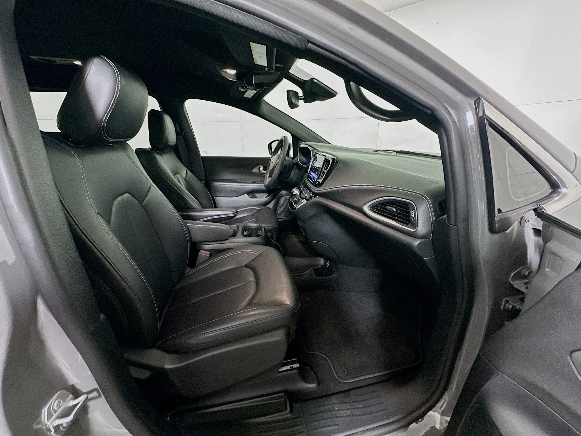 Used 2025 Chrysler Pacifica Select image 32