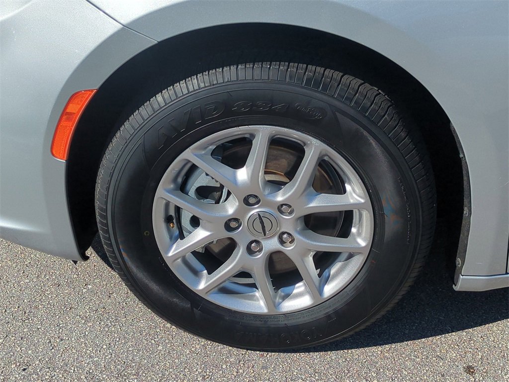 Used 2024 Chrysler Pacifica Touring-L image 12