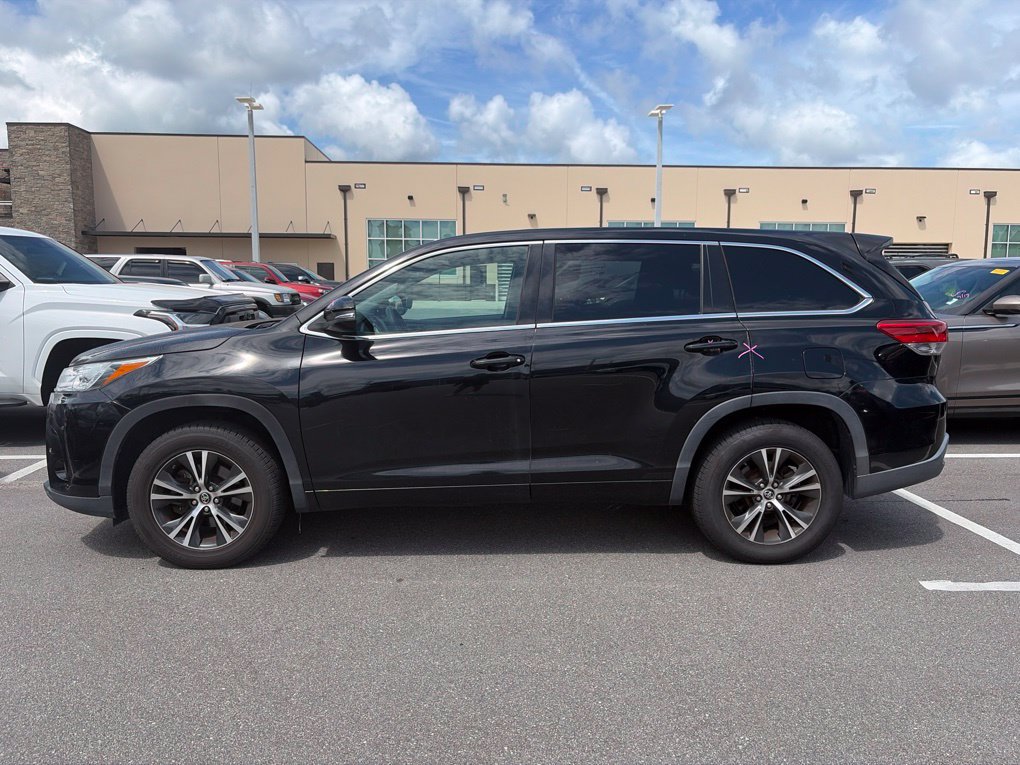 Used 2018 Toyota Highlander LE FWD image 4