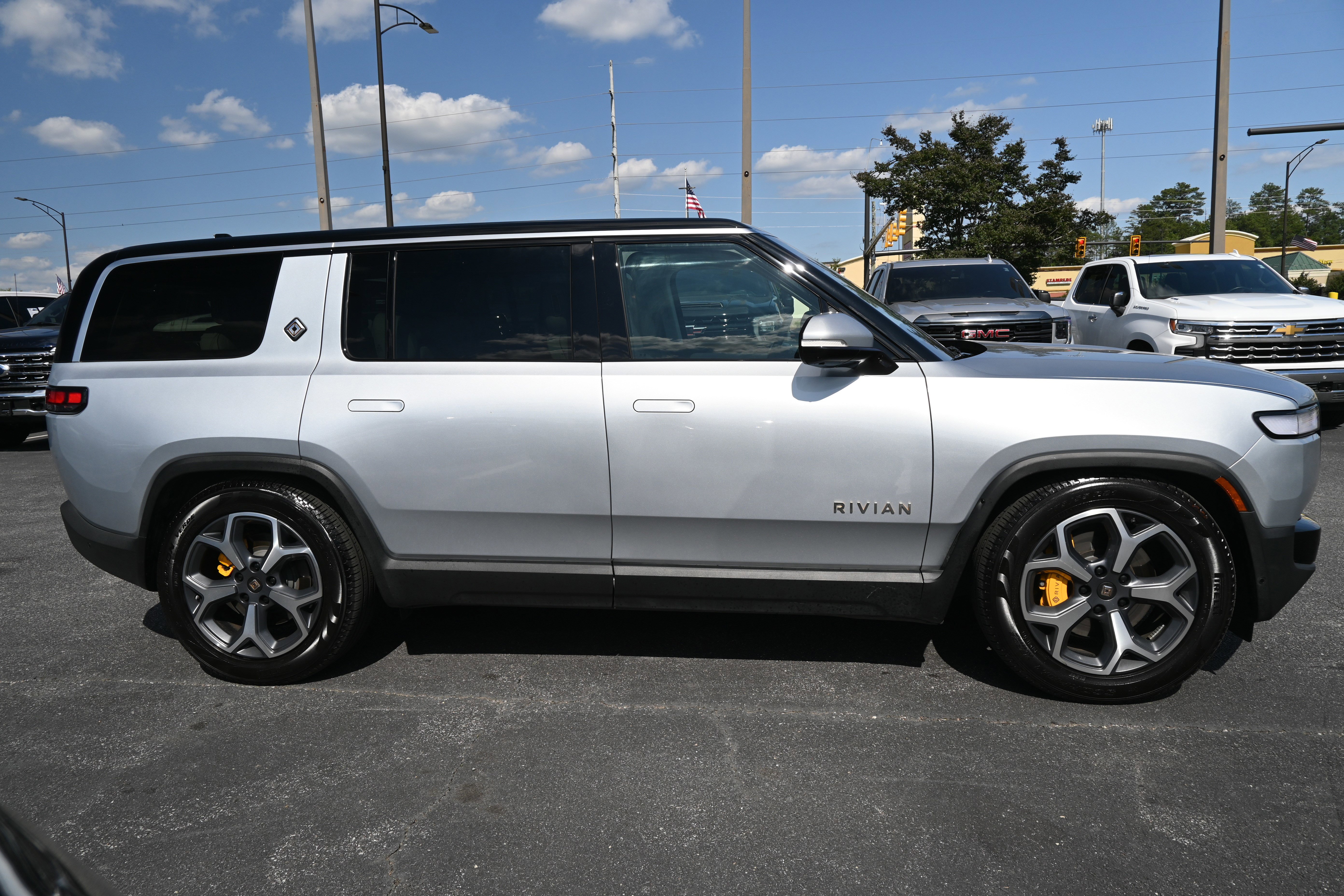 Used 2023 Rivian R1S Adventure AWD/4WD image 11