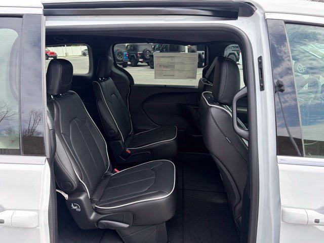 New 2026 Chrysler Pacifica Limited FWD image 34