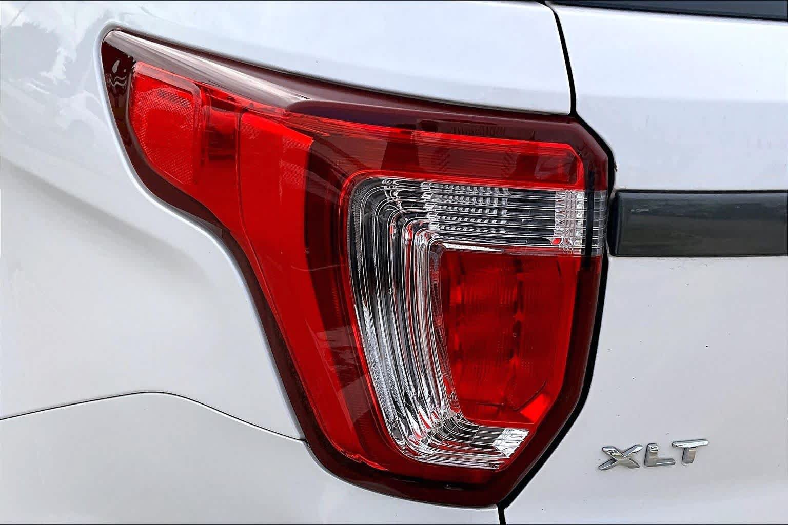 Used 2017 Ford Explorer XLT w/ Equipment Group 202A FWD image 27