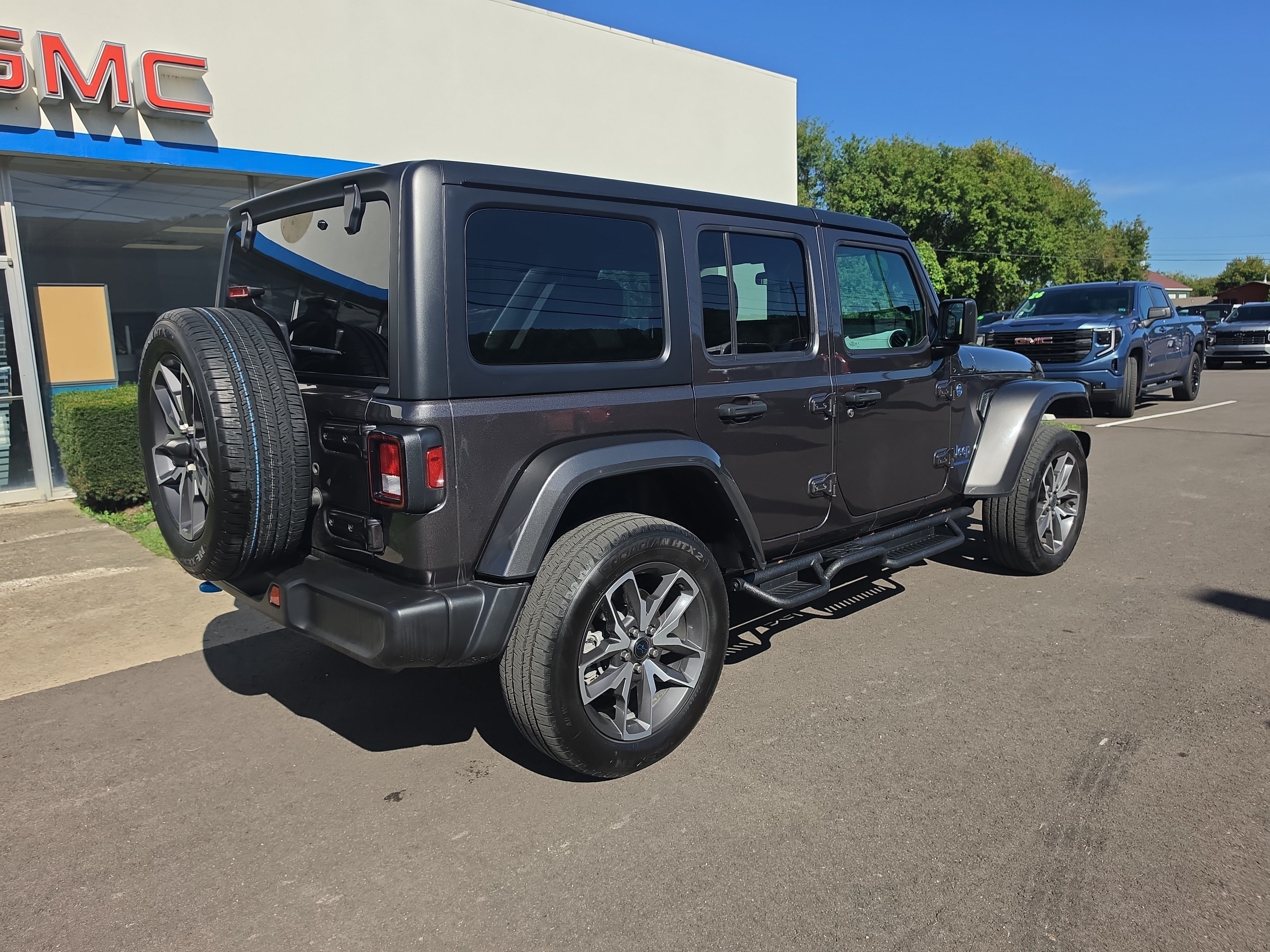 Used 2024 Jeep Wrangler Unlimited w/ Convenience Group AWD/4WD image 3