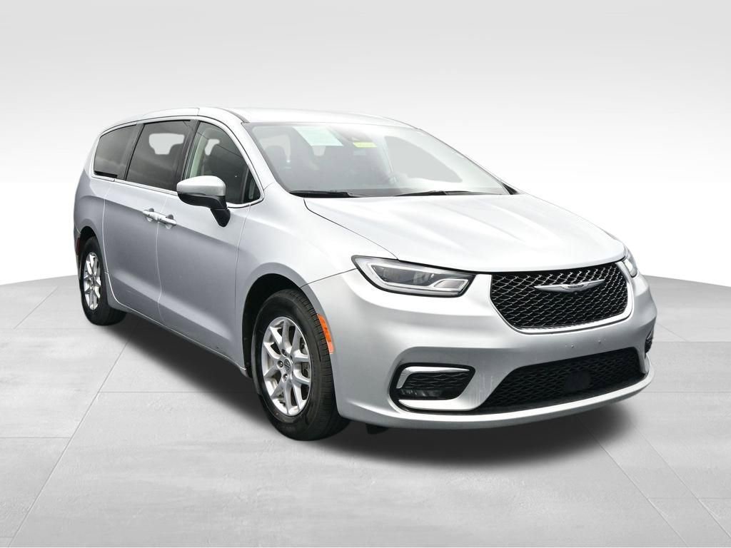 Used 2023 Chrysler Pacifica Touring-L FWD image 7