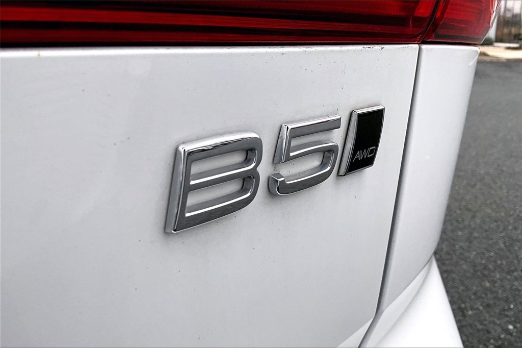 Used 2023 Volvo XC60 B5 Plus image 23