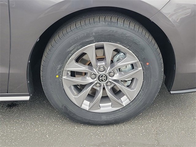 Used 2022 Toyota Sienna XLE image 5