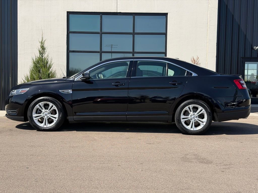 Used 2019 Ford Taurus SEL FWD image 2