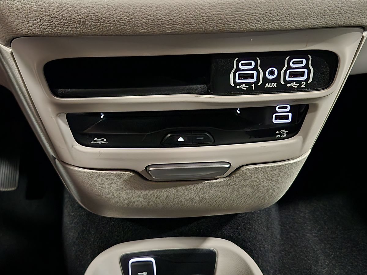Used 2022 Chrysler Pacifica Touring-L w/ Uconnect Theater Family Group AWD/4WD image 40