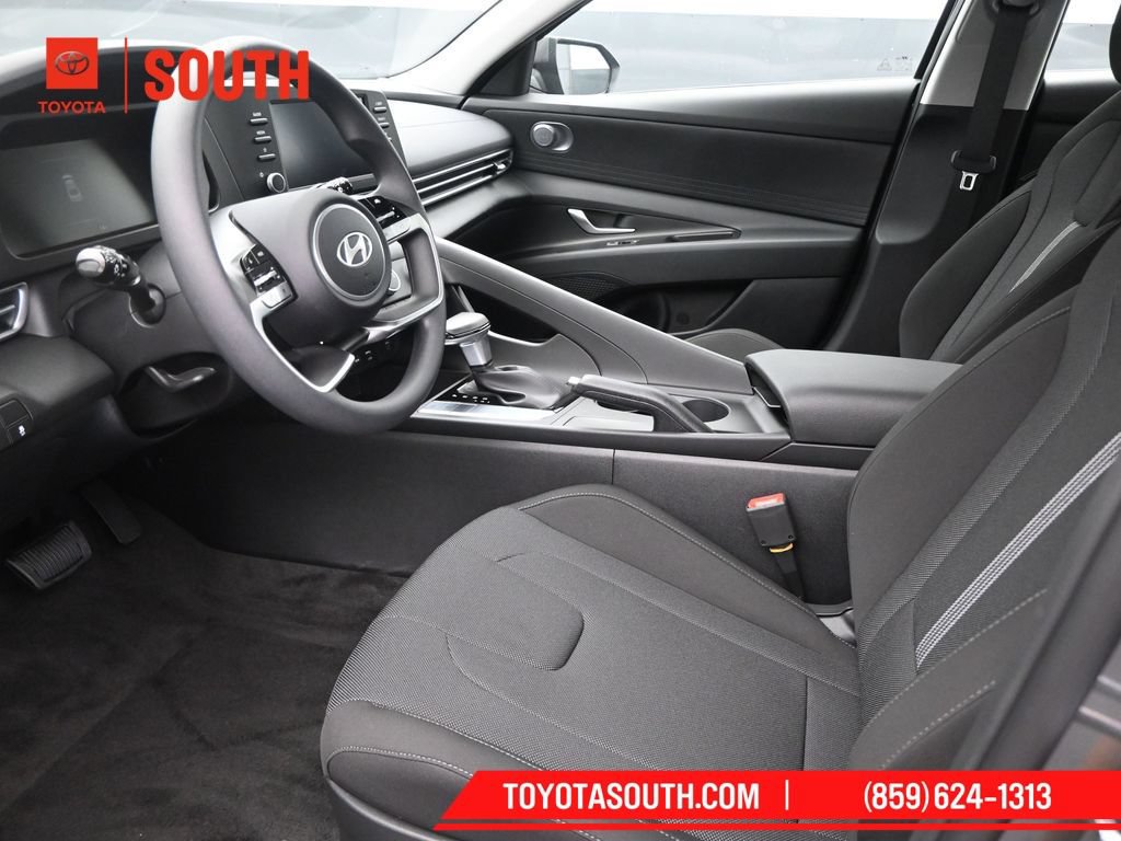 Used 2025 Hyundai Elantra SE FWD image 9