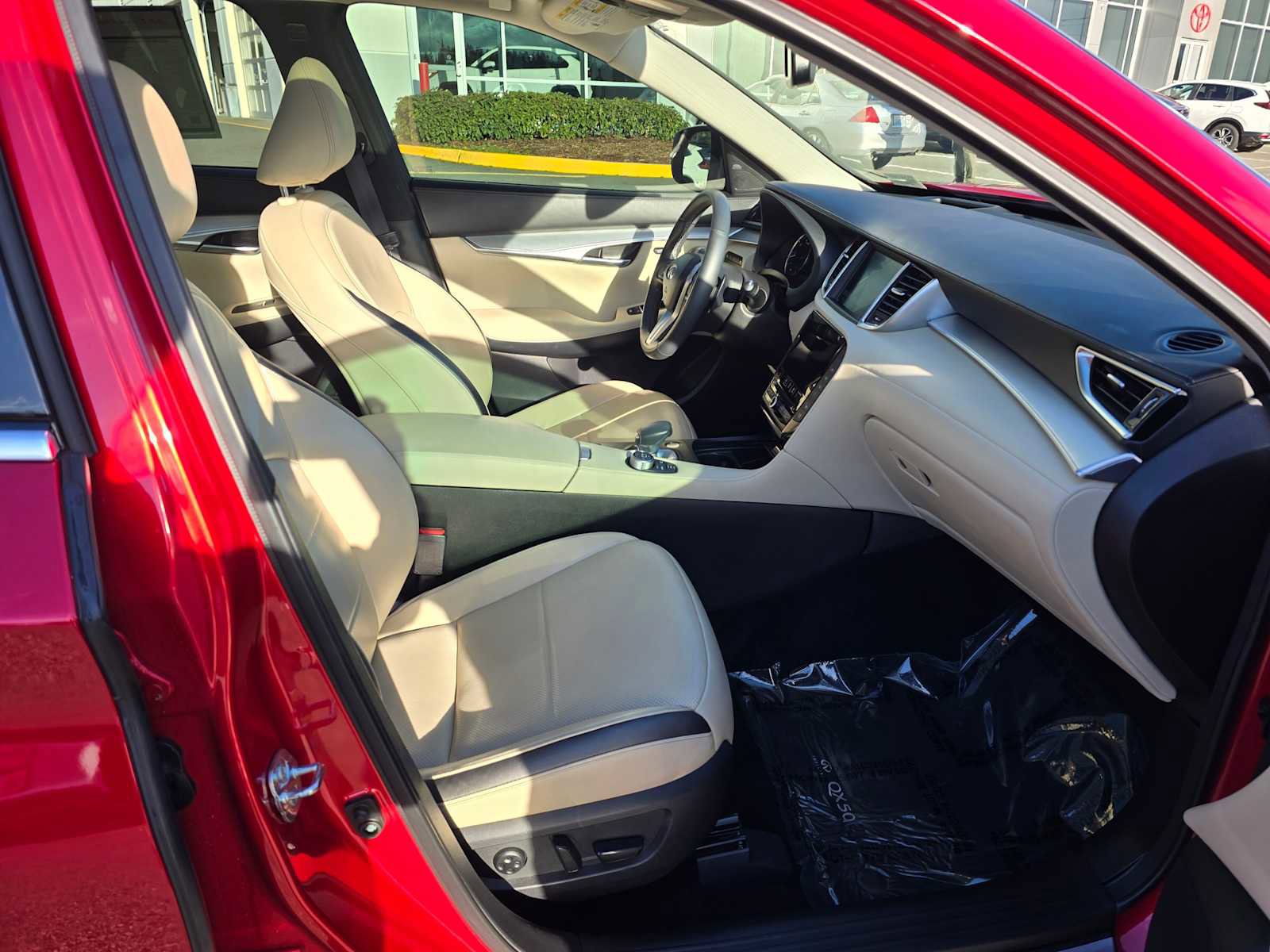 Used 2022 INFINITI QX50 Sensory image 11