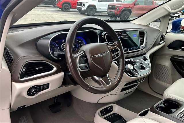 Used 2021 Chrysler Pacifica Touring-L image 17