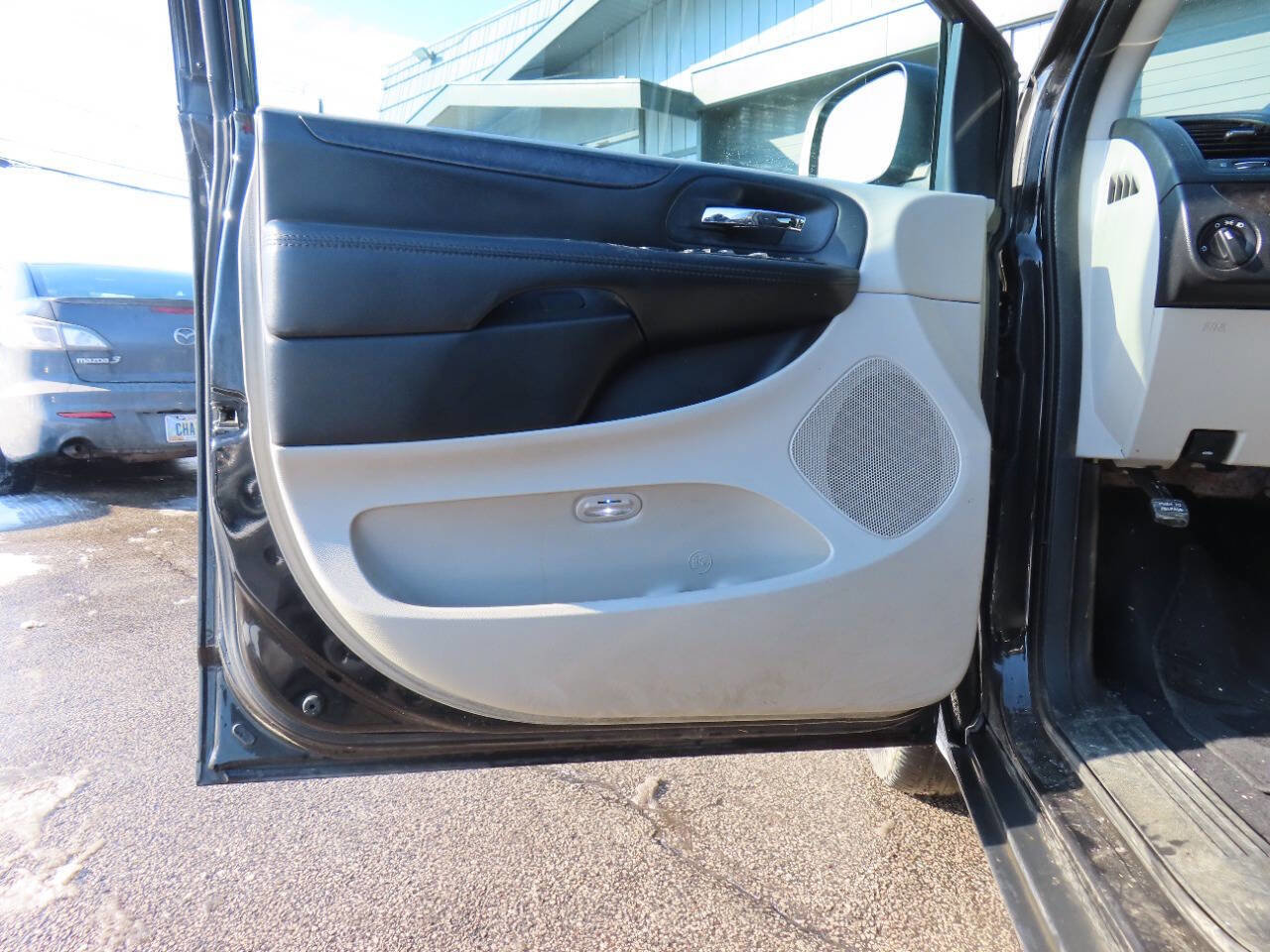 Used 2016 Dodge Grand Caravan SXT image 12