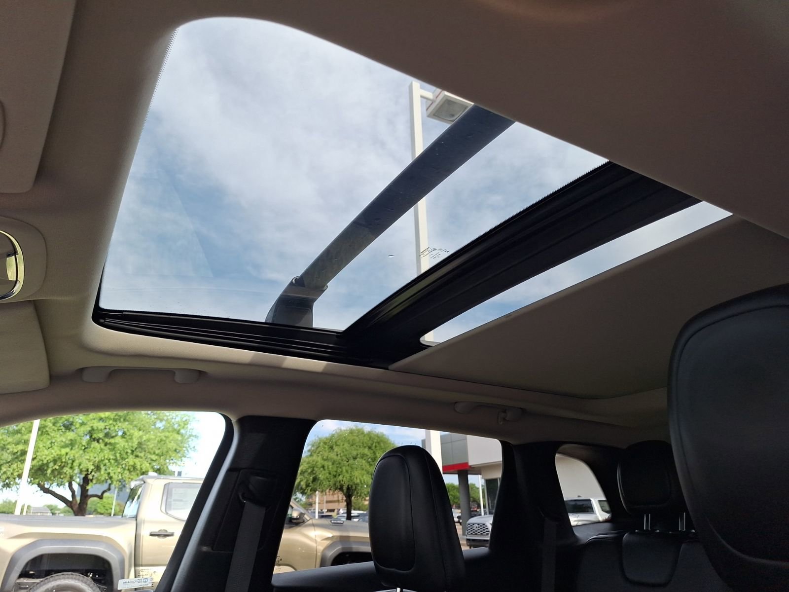 Used 2017 Jeep Cherokee Trailhawk image 32