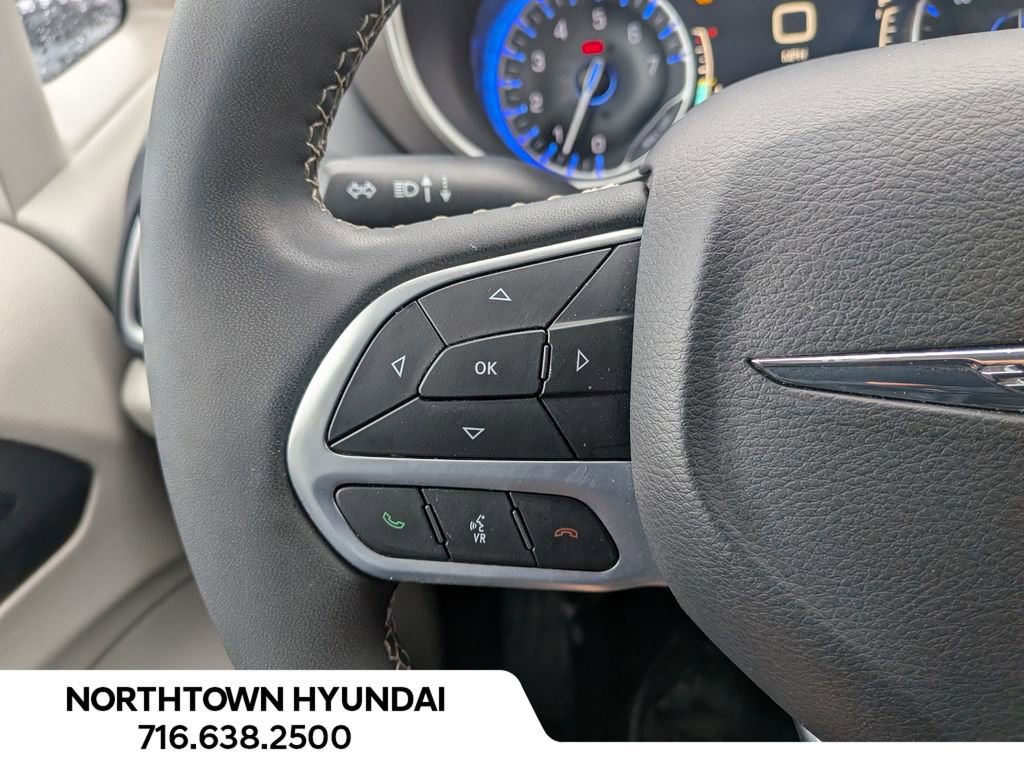 Used 2024 Chrysler Pacifica Touring-L image 28