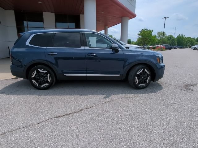Used 2023 Kia Telluride EX w/ EX Captain's Chair Package AWD/4WD image 34