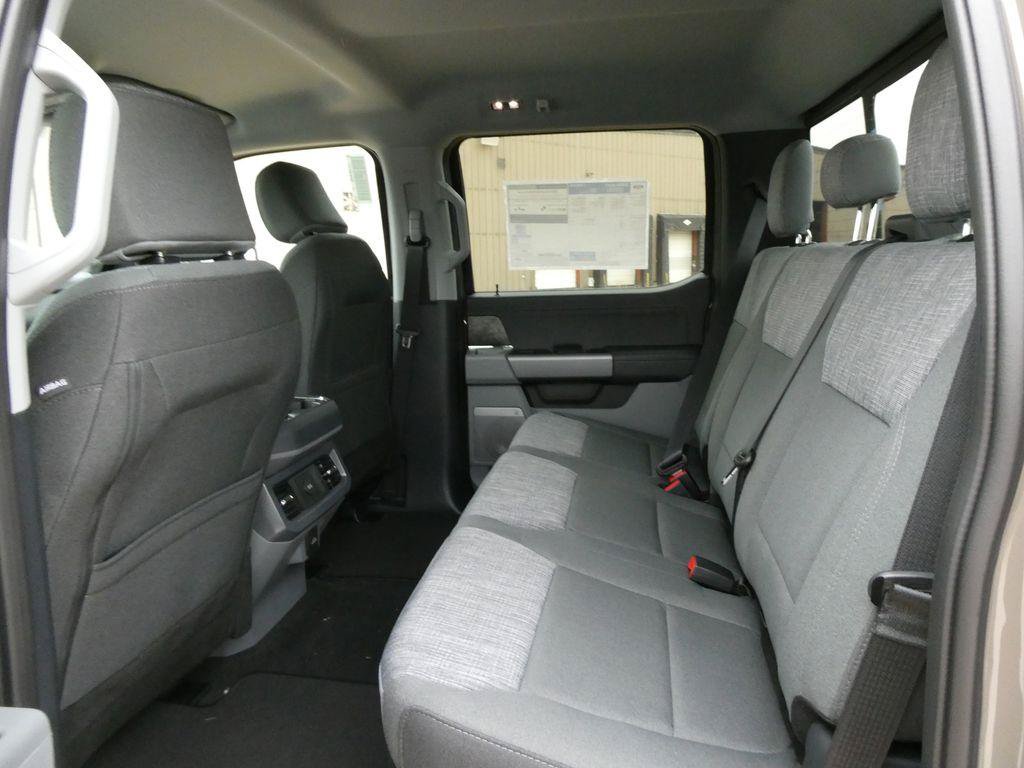 New 2026 Ford F250 XLT w/ XLT Premium Package AWD/4WD image 17