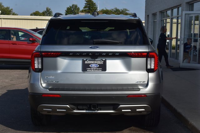 Used 2025 Ford Explorer Active w/ Active Comfort Package image 5