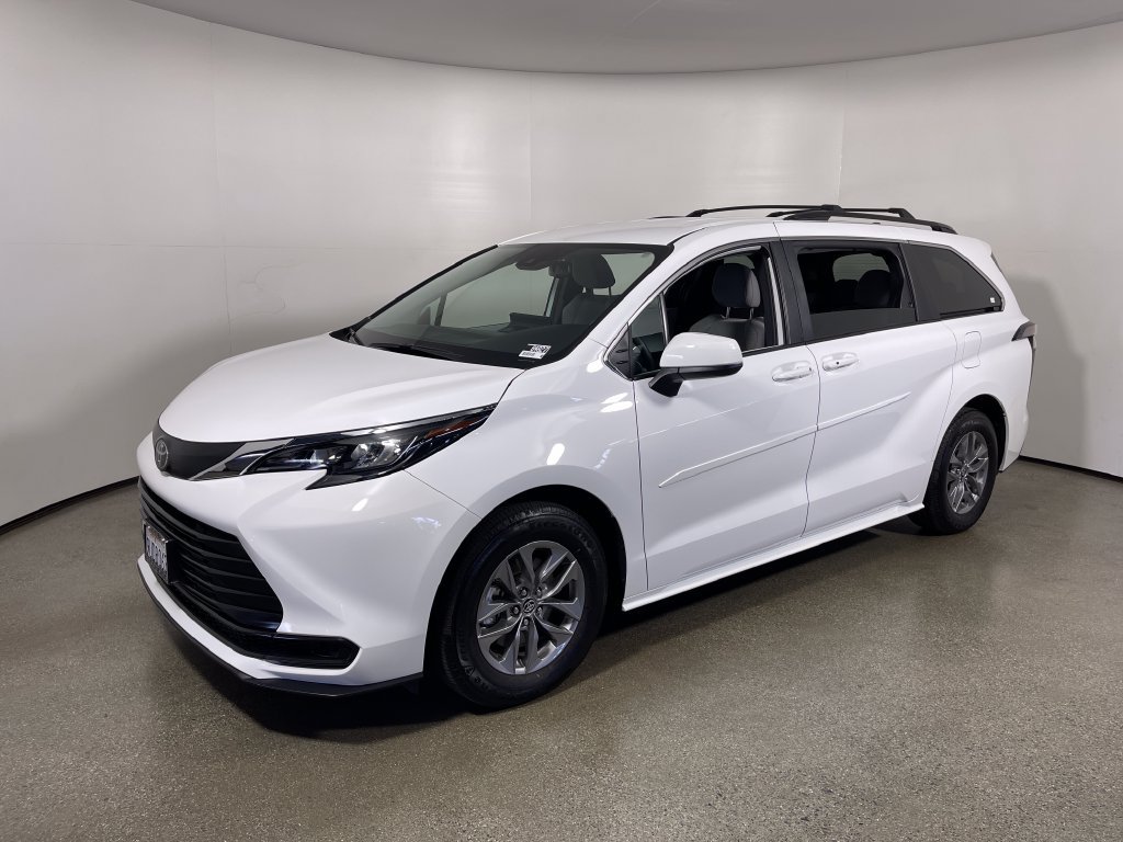 Certified 2026 Toyota Sienna LE FWD image 7