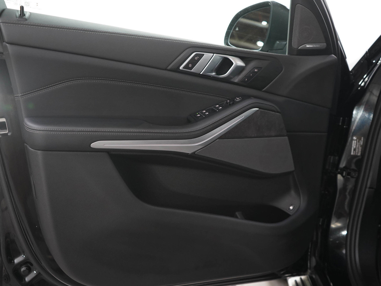 Used 2025 BMW X5 xDrive50e AWD/4WD image 19