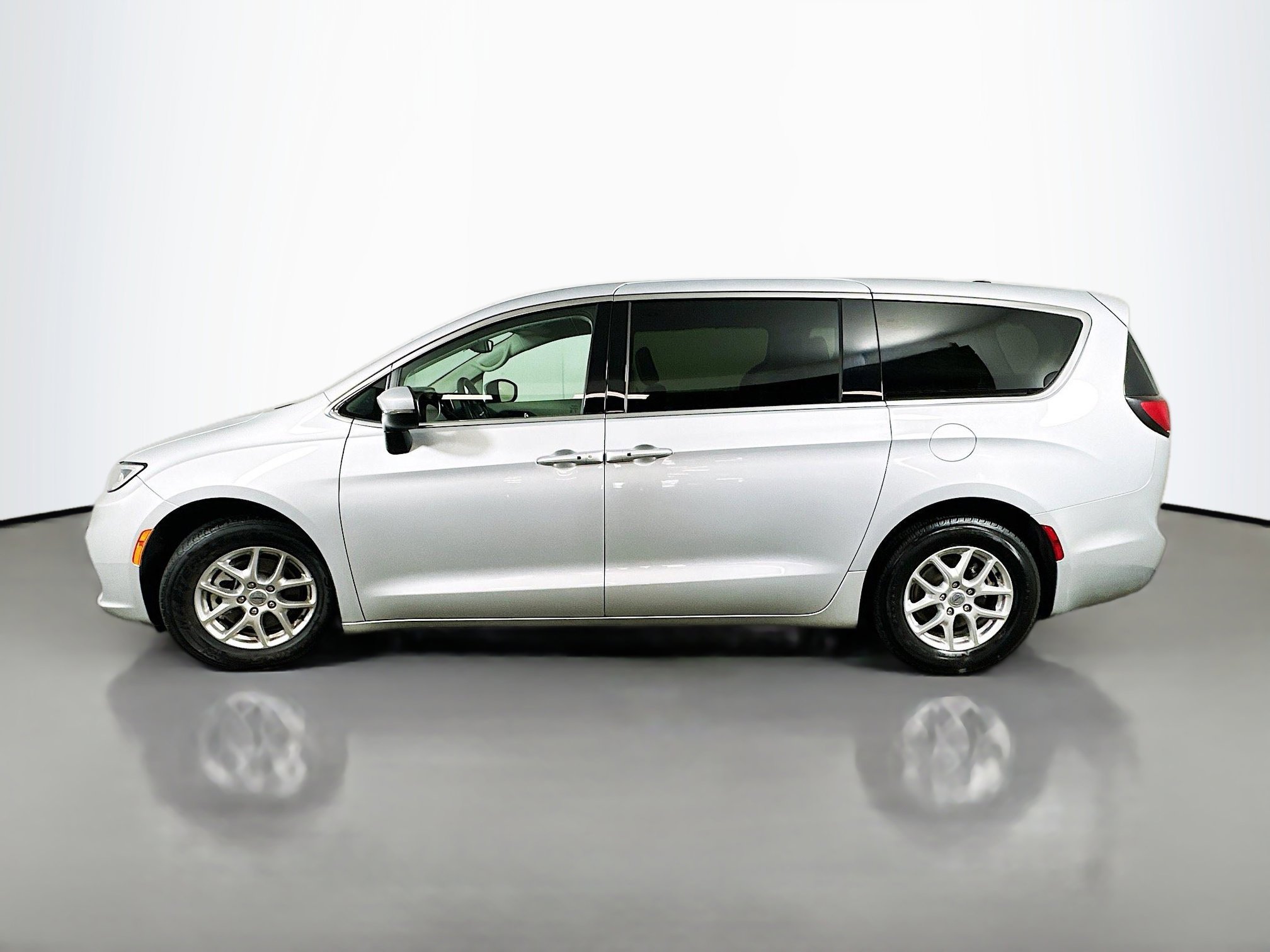 Used 2023 Chrysler Pacifica Touring-L image 4