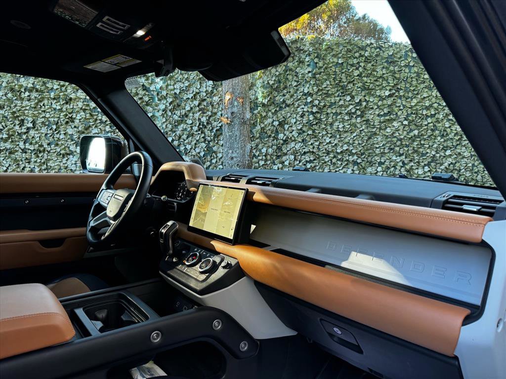 Used 2024 Land Rover Defender 130 X-Dynamic SE image 27