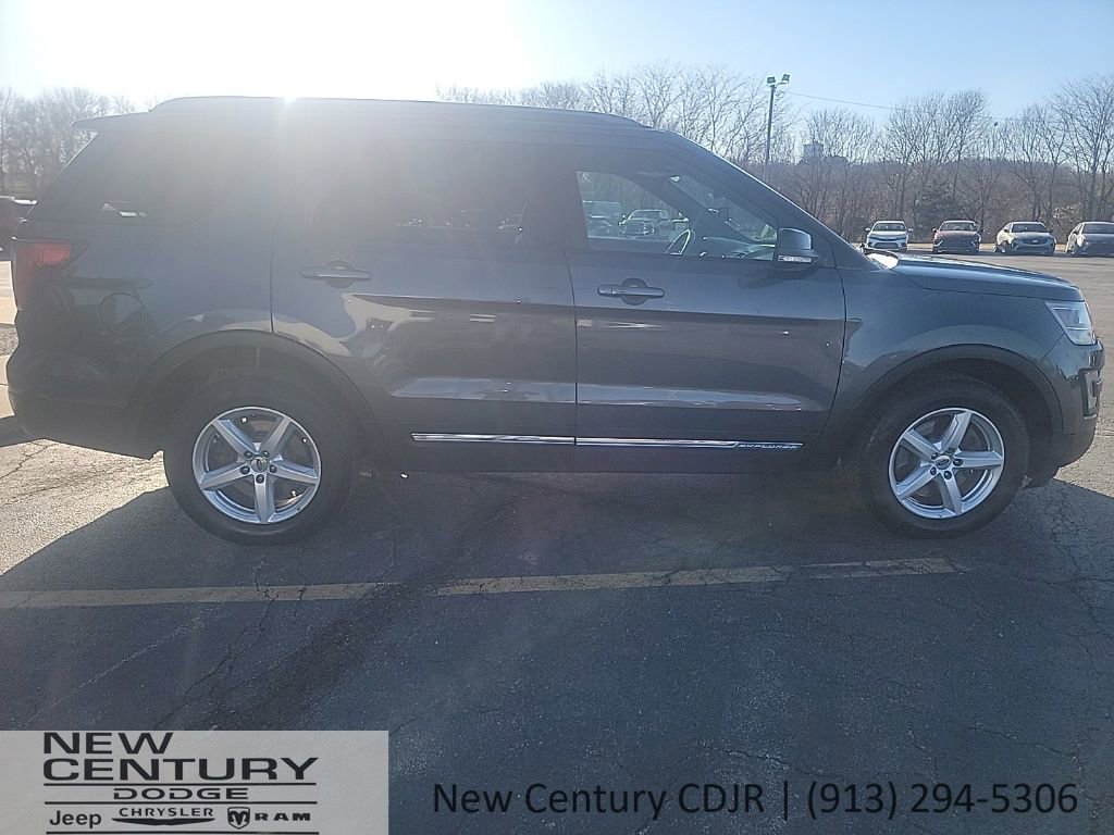 Used 2017 Ford Explorer XLT AWD/4WD image 5