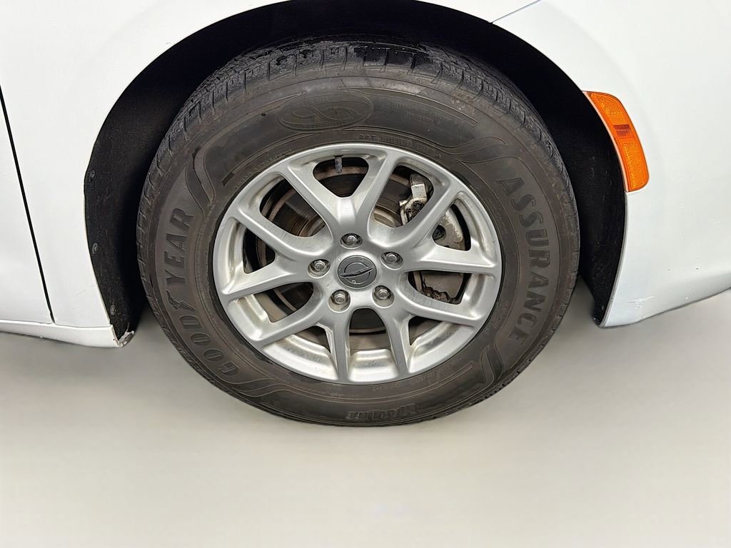 Used 2021 Chrysler Voyager LX image 33