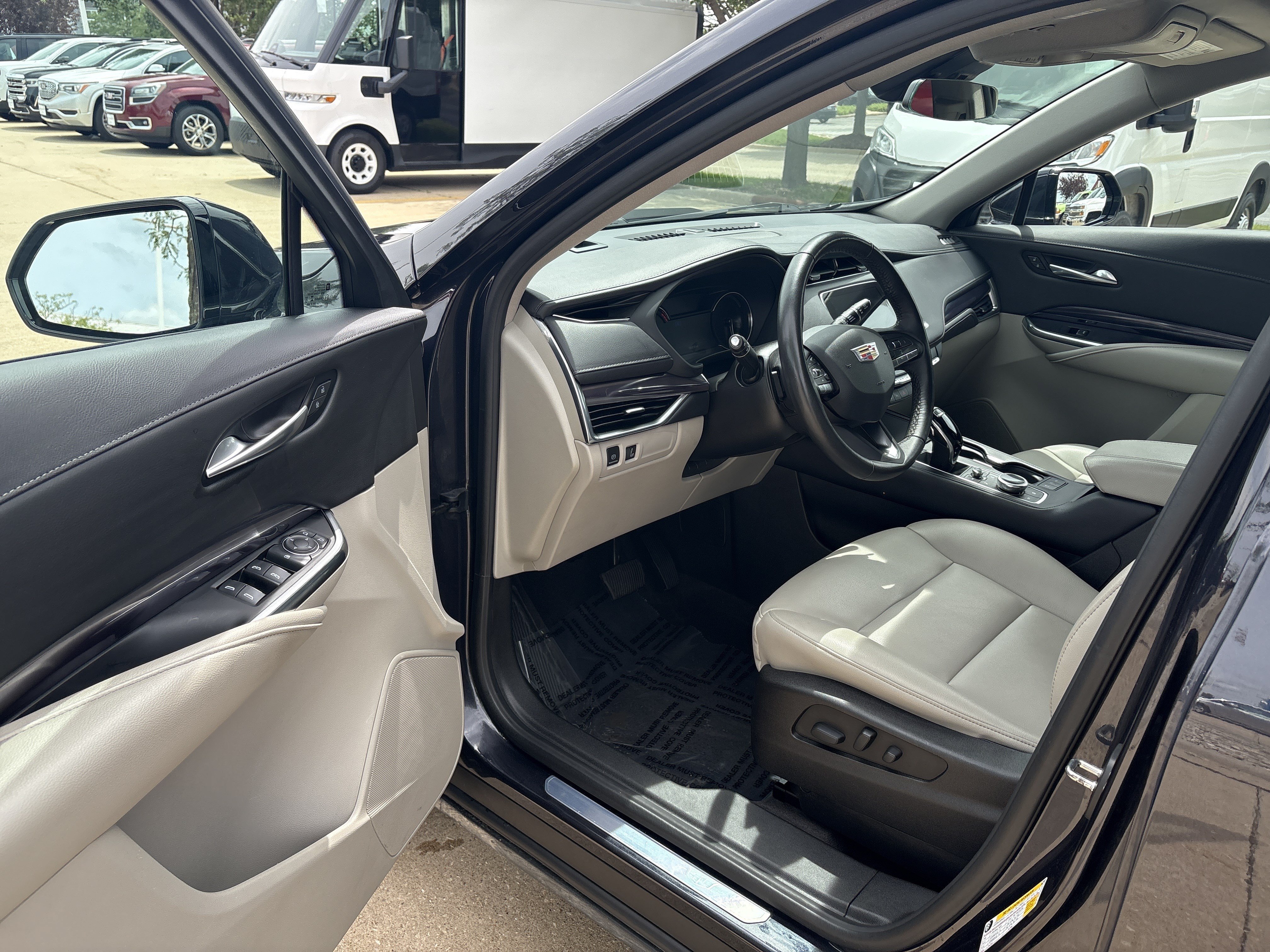 Used 2022 Cadillac XT4 Luxury w/ Cold Weather Package AWD/4WD image 10