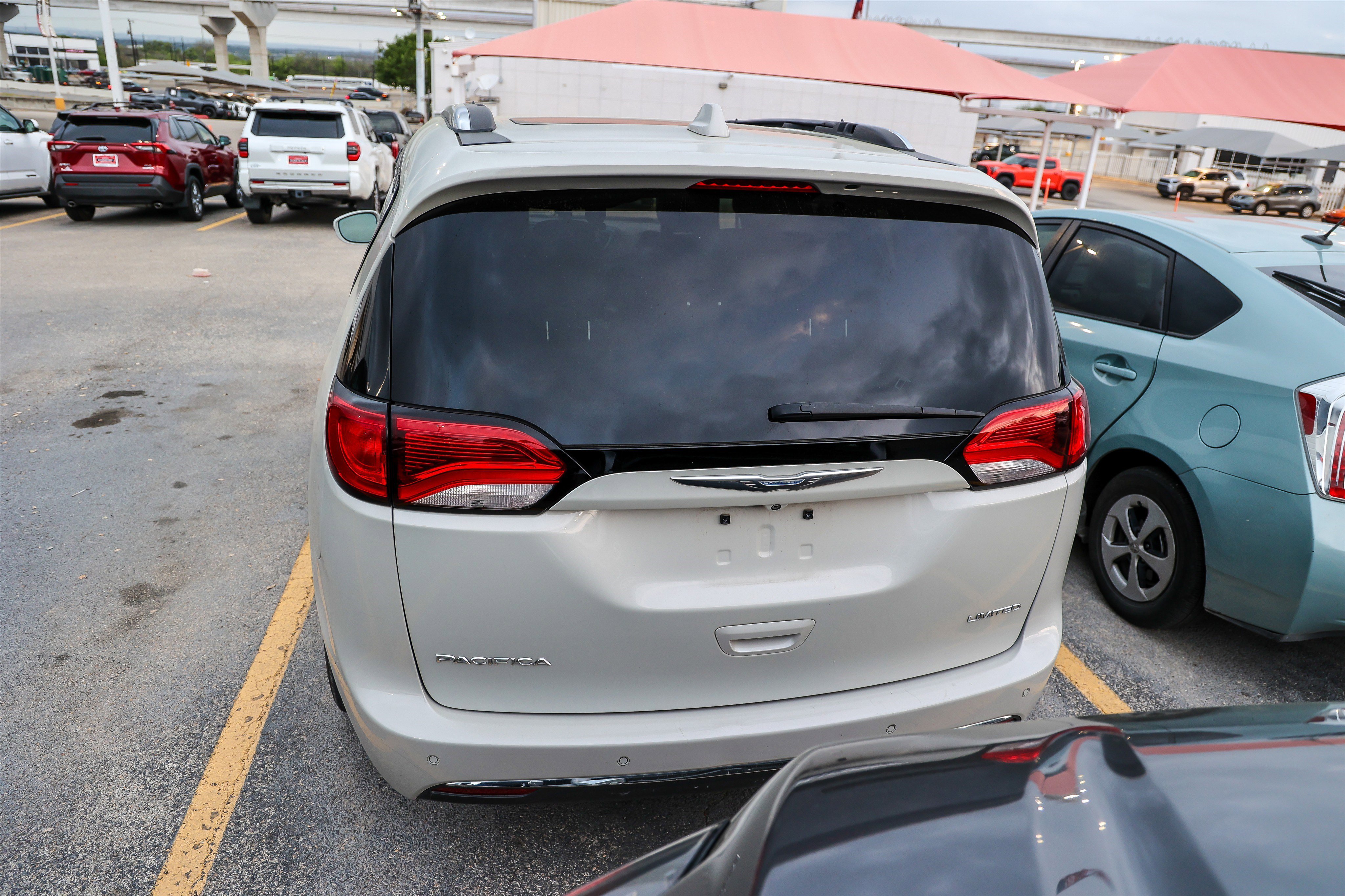 Used 2017 Chrysler Pacifica Limited image 11