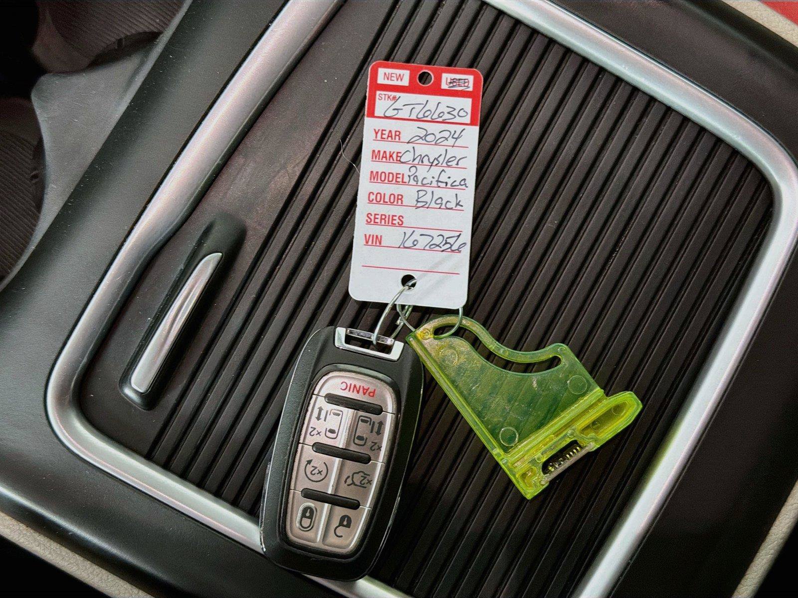 Used 2024 Chrysler Pacifica Touring-L FWD image 4