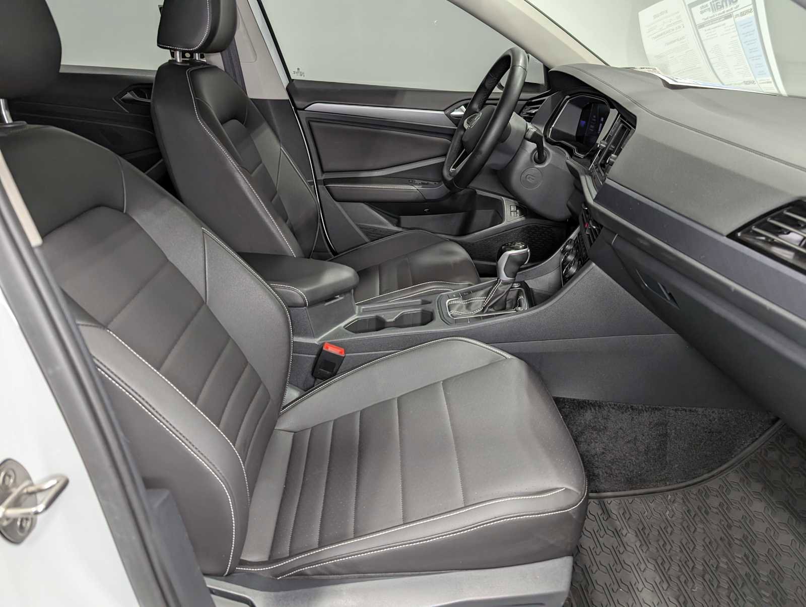 Used 2024 Volkswagen Jetta SE image 40