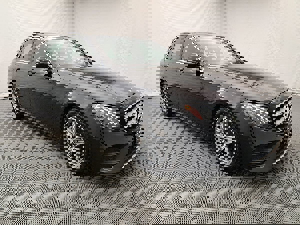 Used 2018 Mercedes-Benz E 400 4MATIC Sedan image 2