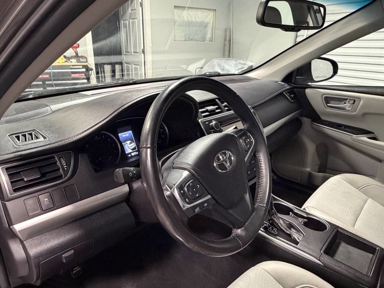 Used 2017 Toyota Camry SE w/ Moonroof Package image 12