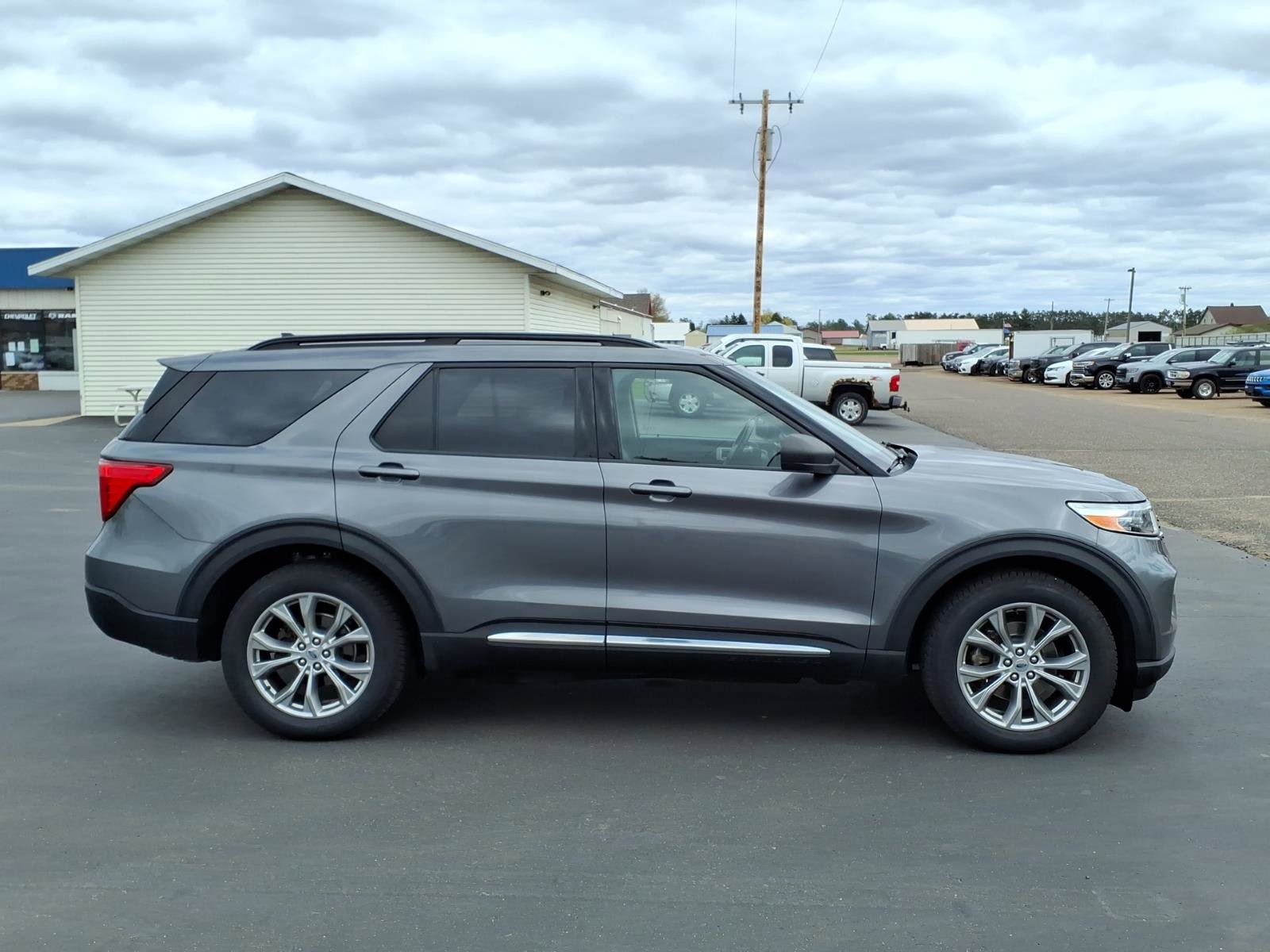 Used 2021 Ford Explorer XLT w/ Equipment Group 202A AWD/4WD image 7
