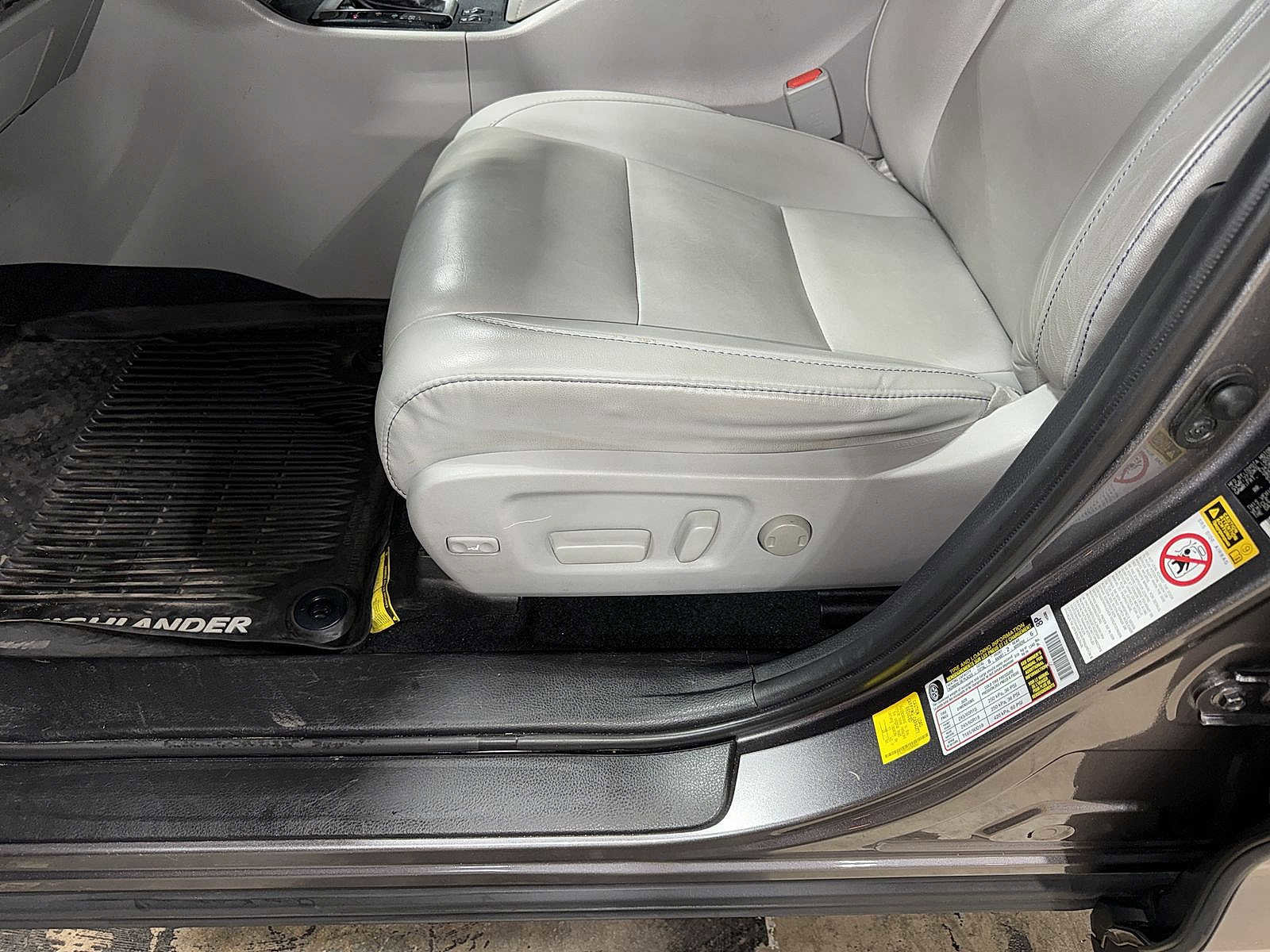 Used 2019 Toyota Highlander XLE AWD/4WD image 24