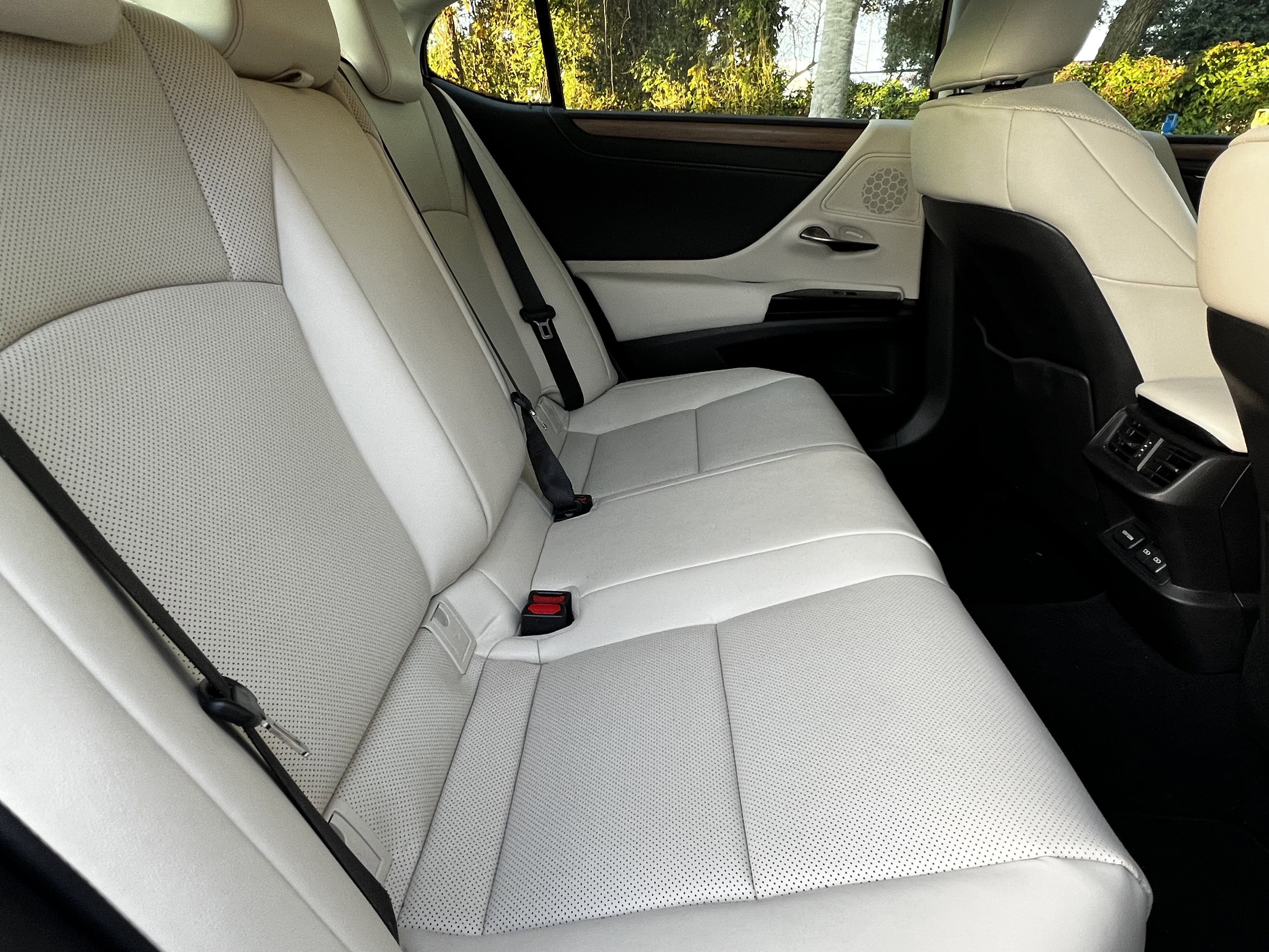 Certified 2025 Lexus ES 300h w/ Premium Package image 40