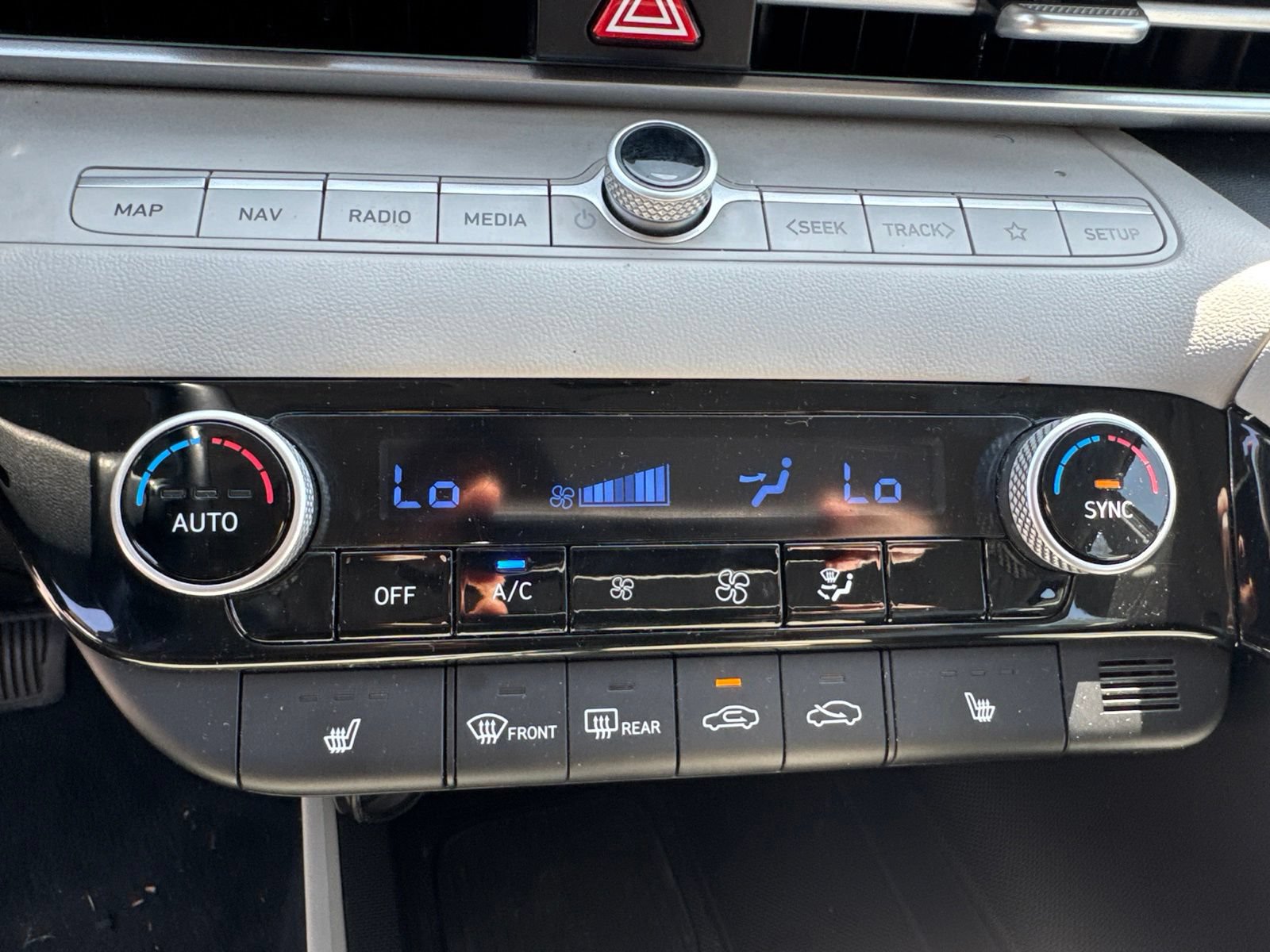 Certified 2024 Hyundai Elantra Limited FWD image 20