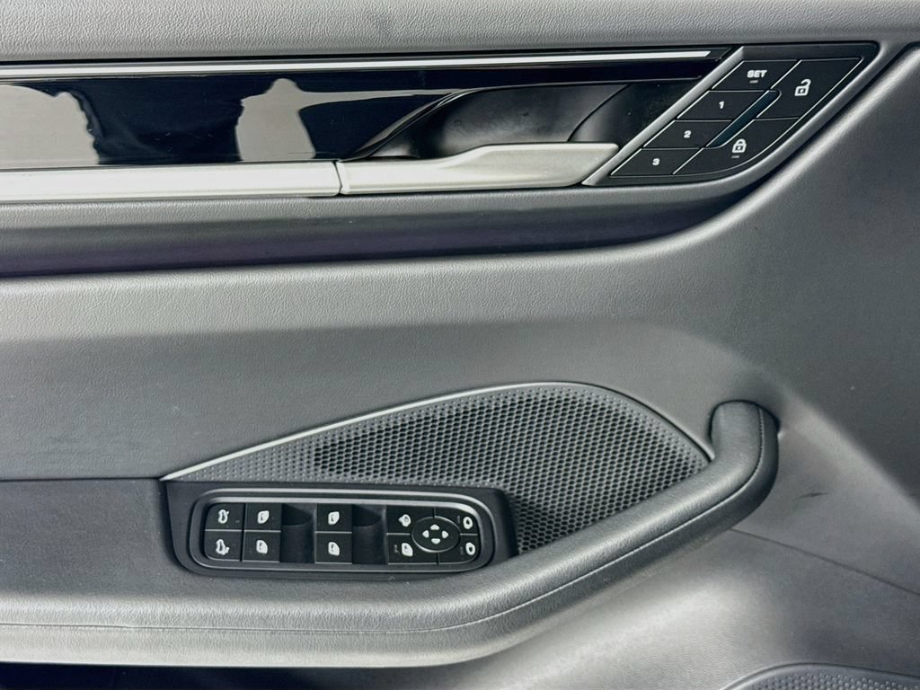 Certified 2025 Porsche Macan Electric RWD image 11