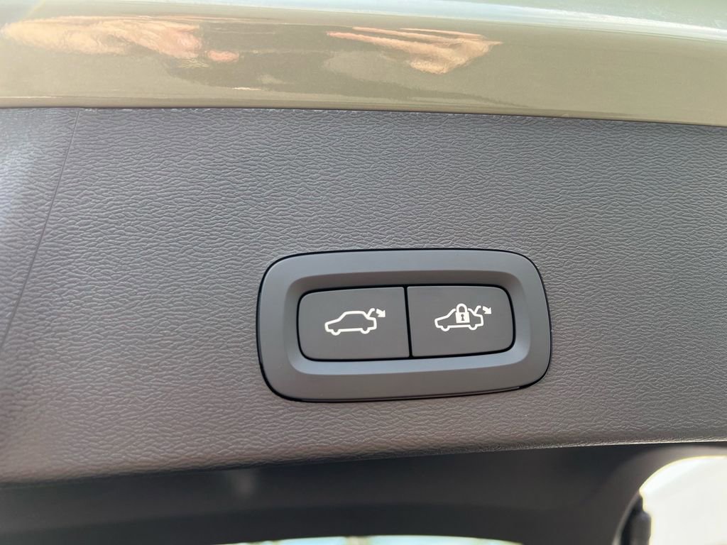 Certified 2025 Volvo XC40 B5 Ultra AWD/4WD image 27