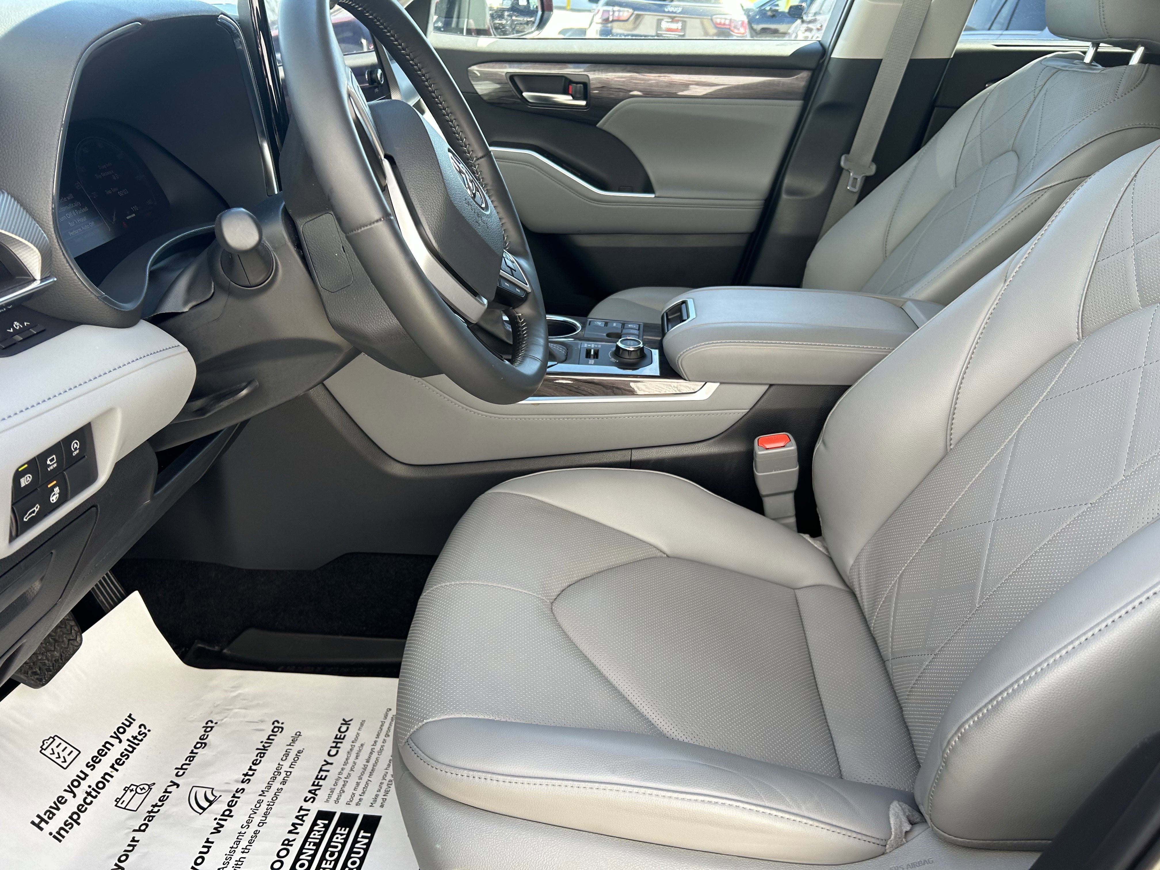Used 2024 Toyota Highlander Platinum image 26
