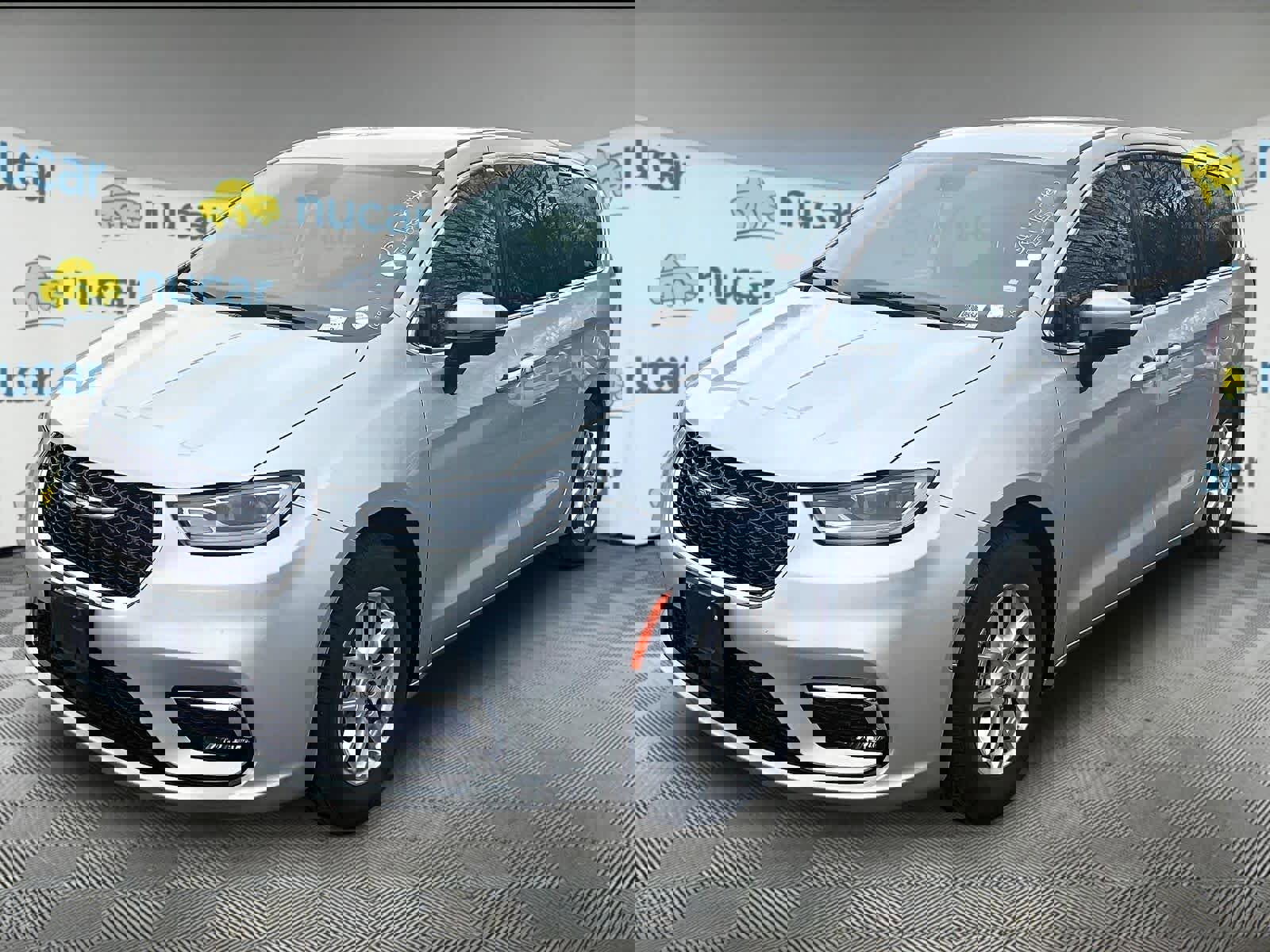 Used 2023 Chrysler Pacifica Touring-L image 2